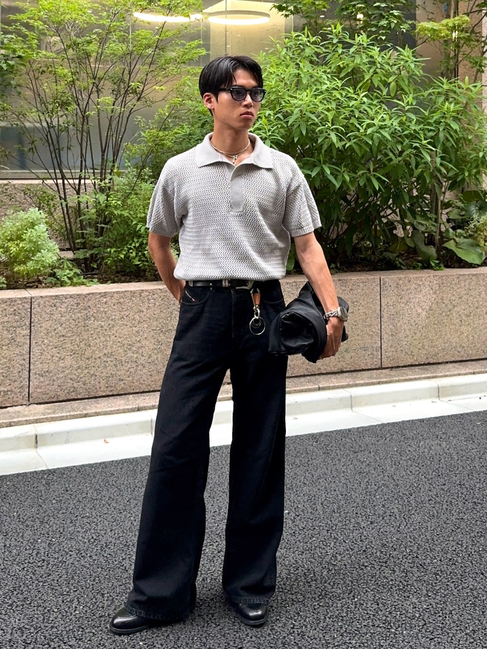ブラック系のデニムパンツ、その他のショルダーバッグ、ブラック系のローファーを着用したメンズの夏コーディネートの1枚目の写真