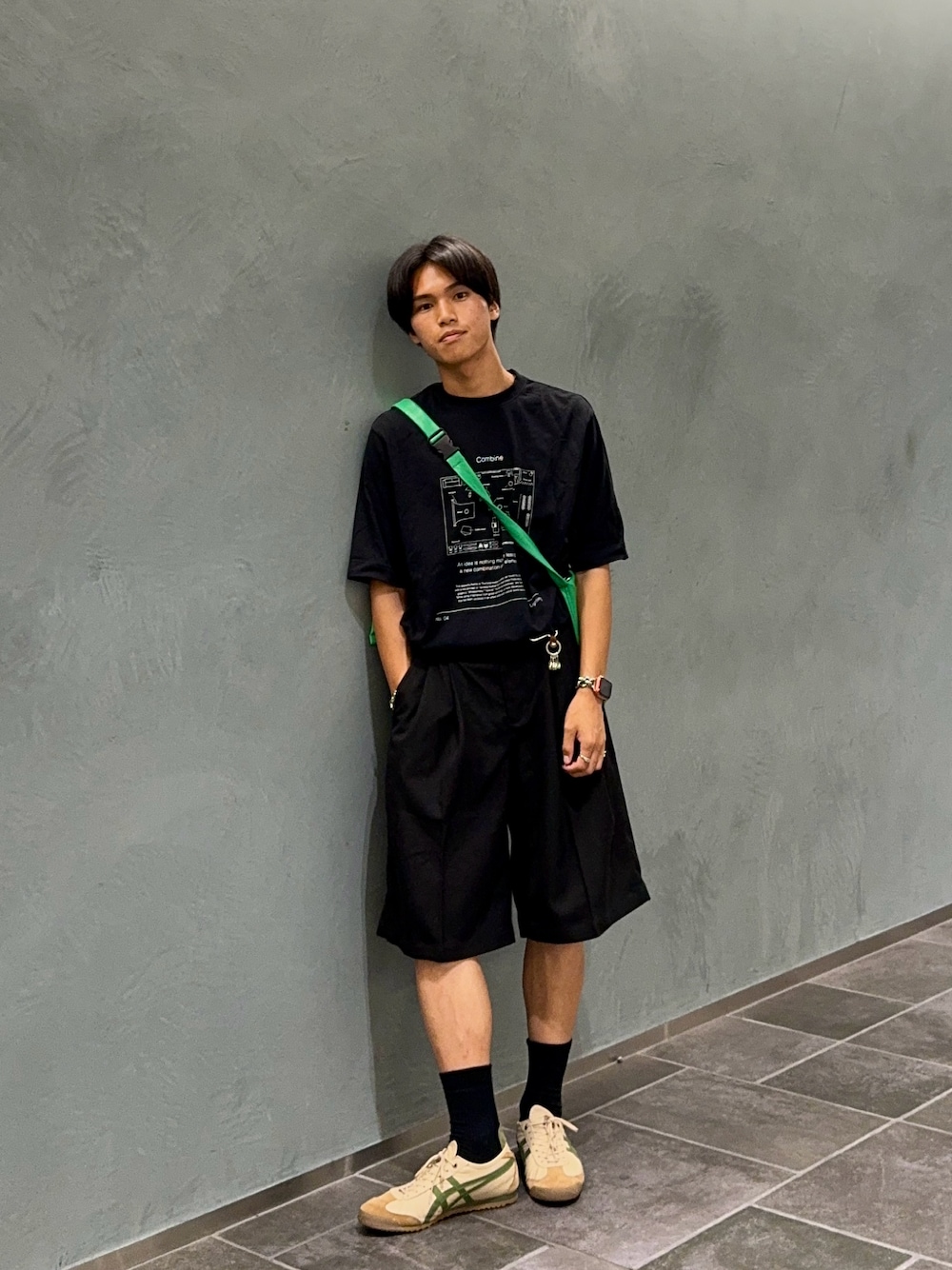 ベージュ系のスニーカー、ブラック系のその他パンツ、その他のTシャツ/カットソーを着用したメンズの夏コーディネートの1枚目の写真