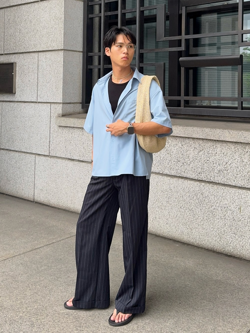 ブルー系のシャツ/ブラウス、ブラック系のタンクトップ、ブラック系のスラックスを着用したメンズの夏コーディネートの1枚目の写真