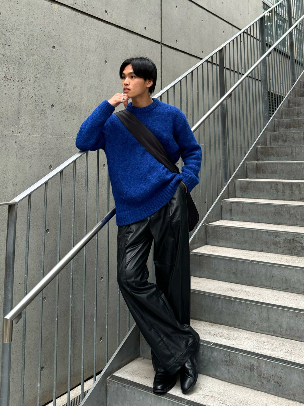 ブラック系のその他パンツ、ブラック系のブーツ、ブラック系のショルダーバッグを着用したメンズの冬コーディネートの1枚目の写真