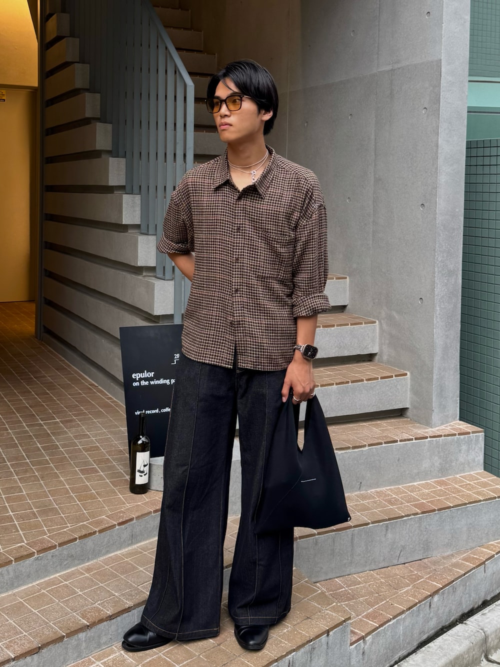 その他のシャツ/ブラウス、ブラック系のハンドバッグ、ブラック系のデニムパンツを着用したメンズの夏コーディネートの1枚目の写真