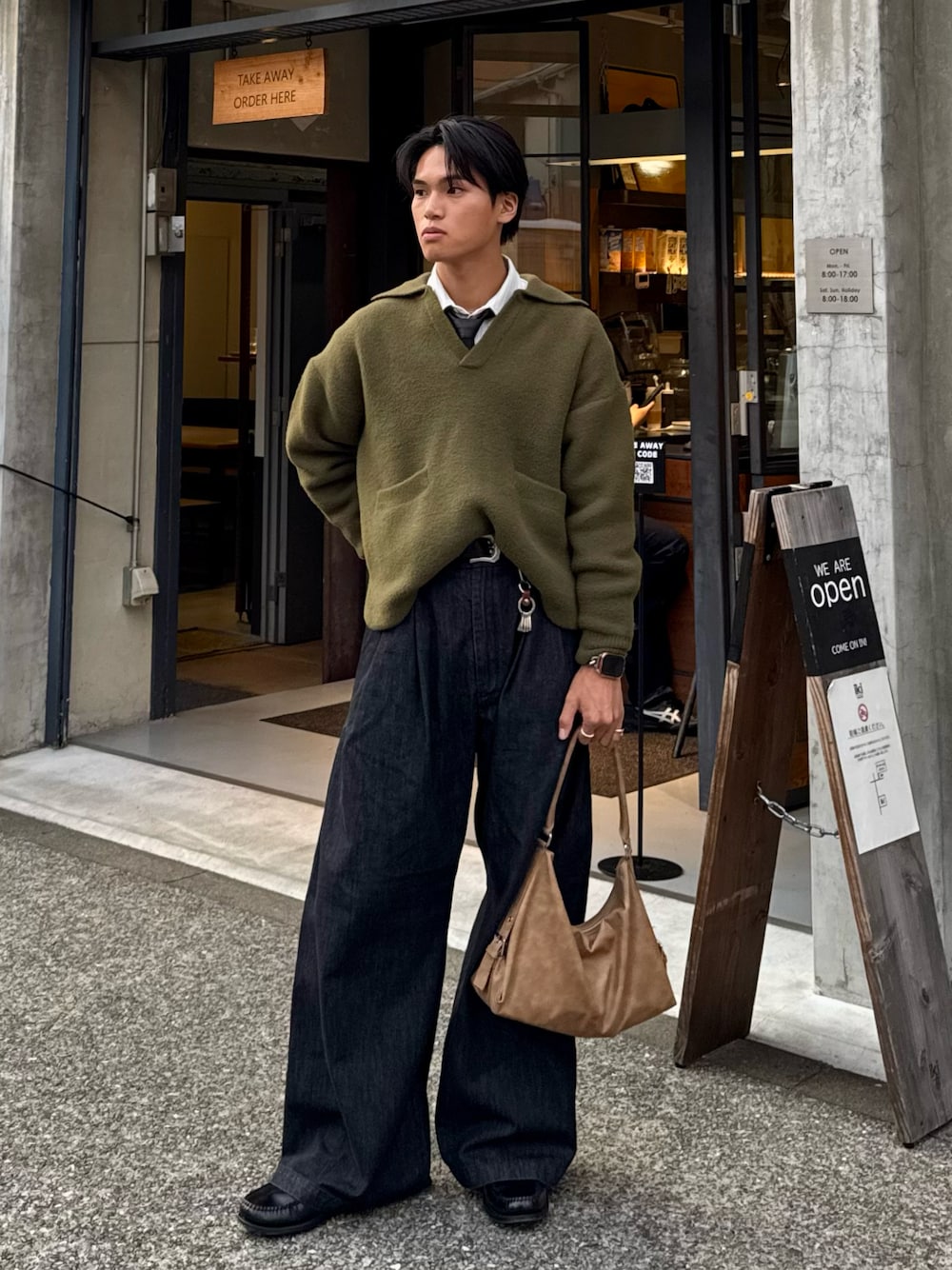 グリーン系のニット/セーター、ホワイト系のシャツ/ブラウス、ブラック系のその他パンツを着用したメンズの秋コーディネートの1枚目の写真