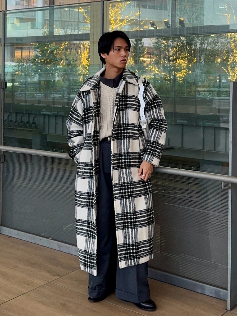 グレー系のシャツ/ブラウス、ホワイト系のニット/セーター、グレー系のスラックスを着用したメンズの冬コーディネートの1枚目の写真