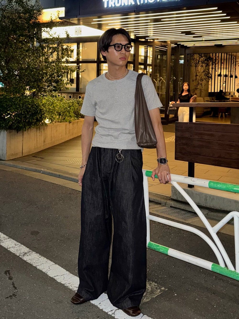 その他のショルダーバッグ、グレー系のTシャツ/カットソー、ブラック系のその他パンツを着用したメンズの夏コーディネートの1枚目の写真