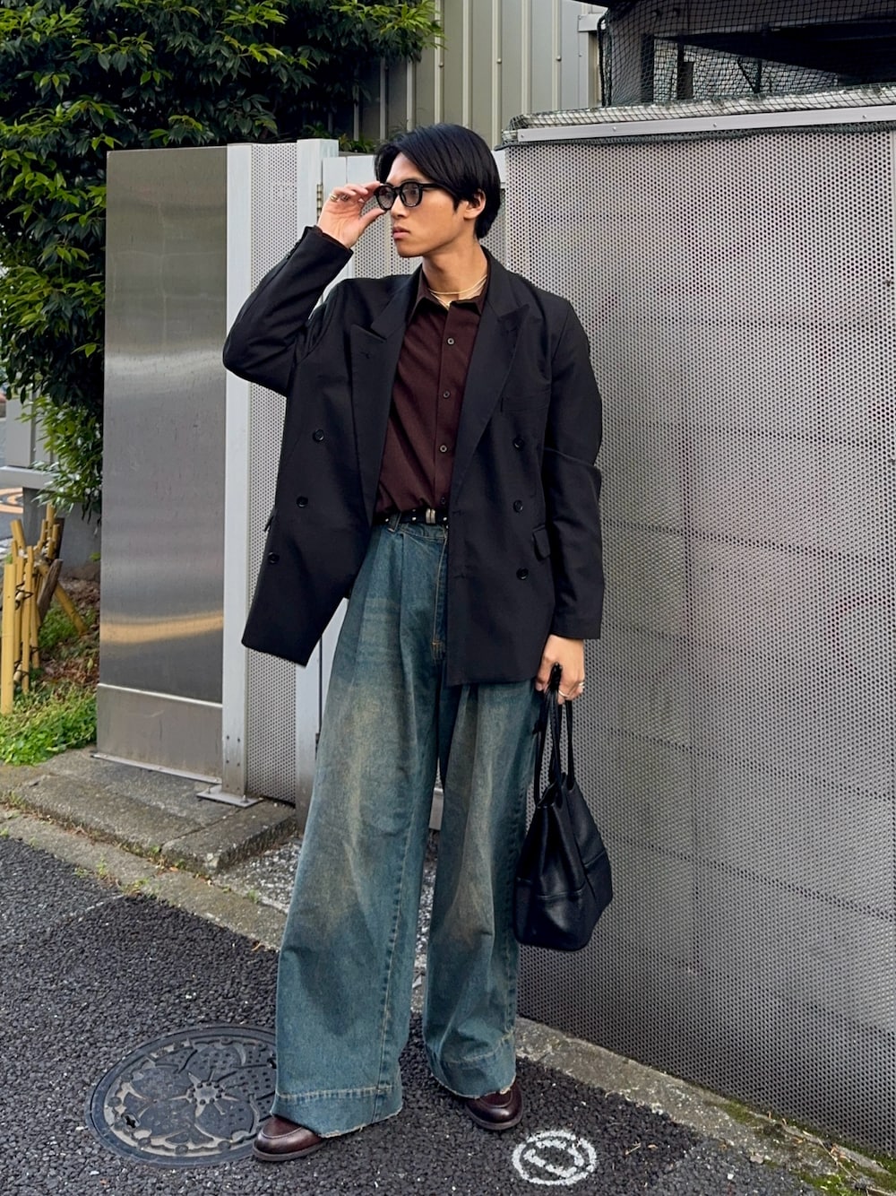 ブラウン系のシャツ/ブラウス、ブラック系のテーラードジャケット、ブルー系のデニムパンツを着用したメンズの春コーディネートの1枚目の写真