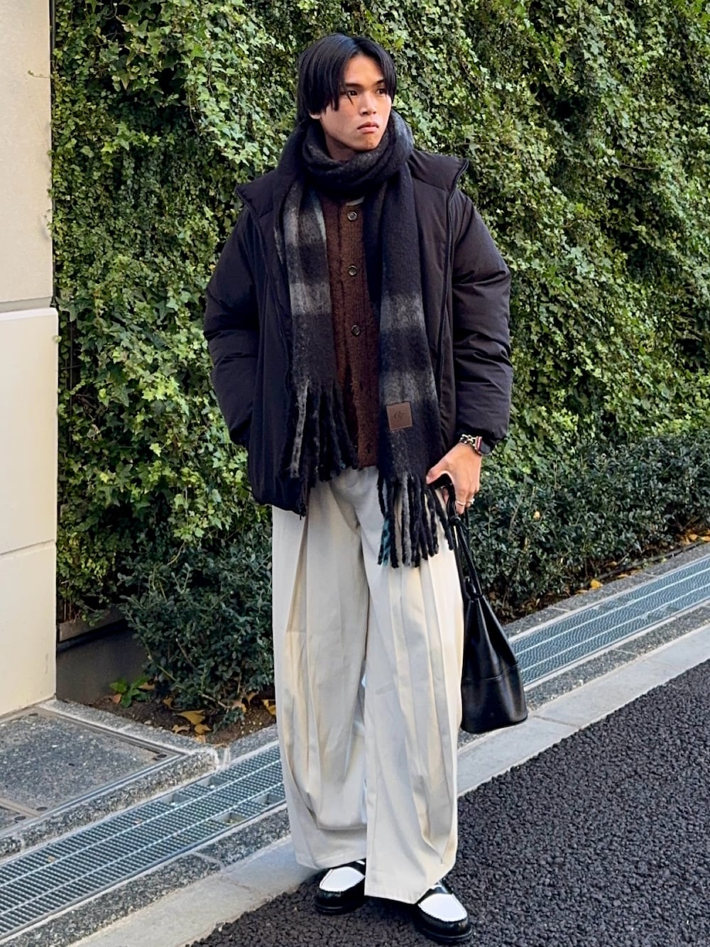 「冬コーデ、ホワイトコーデ、クリスマスに着たい服、マイベストコーデ2024、ローファー、マフラーぐるぐる、ニット、スラックス、ワイドパンツ、ミニバッグ、ダウンジャケット、モノトーン、韓国ファッション、休日スタイル、レイヤードスタイル」｜「tk.TAKEO KIKUCHIの【2WAY】リバーシブル中綿ブルゾン（ダウンジャケット/コート、ブラック系）」を使った、KAMMAさん（メンズ・178cm）の冬コーディネートの1枚目の写真