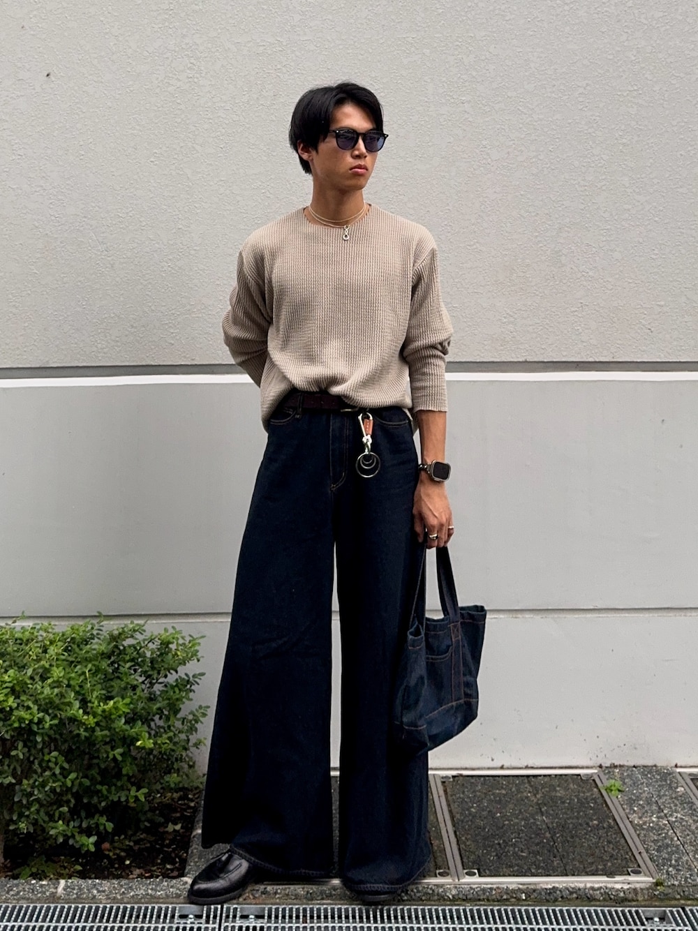 グリーン系のTシャツ/カットソー、ブラック系のローファー、ブルー系のデニムパンツを着用したメンズの夏コーディネートの1枚目の写真