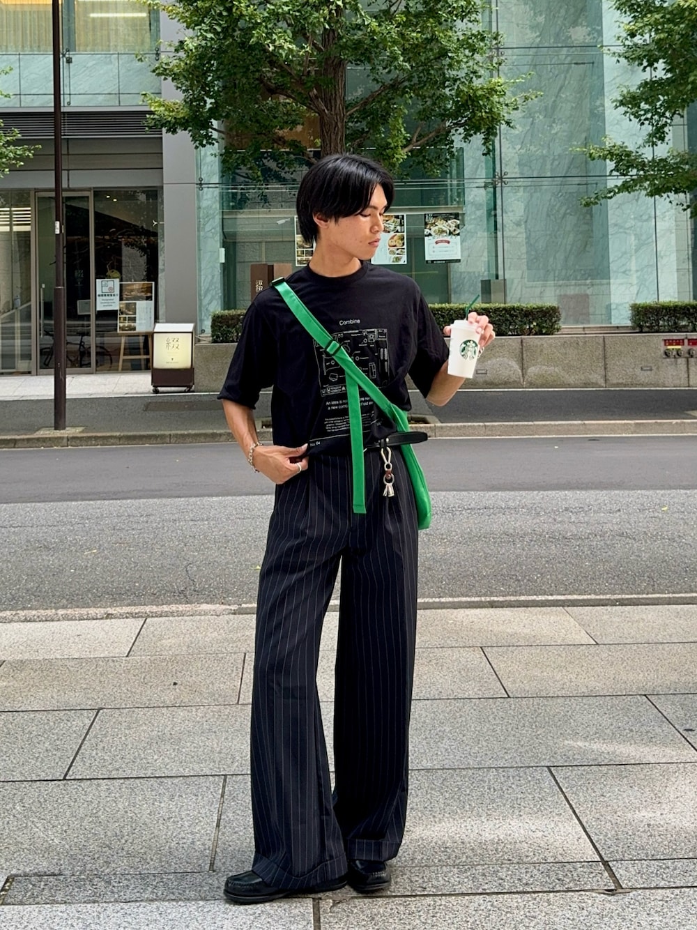 「ロゴT、韓国ファッション、テーマパークコーデ、夏コーデ、休日スタイル、アウトドアスタイル、Tシャツ、スラックス、ローファー、ショルダーバッグ、ブラック、キレイめ、きれいめカジュアル、ビッグシルエット、休日コーデ」｜「soerteのWide straight slacks/ワイドストレートスラックスパンツ（スラックス、ブラック系）」を使った、KAMMAさん（メンズ・178cm）の夏コーディネートの1枚目の写真