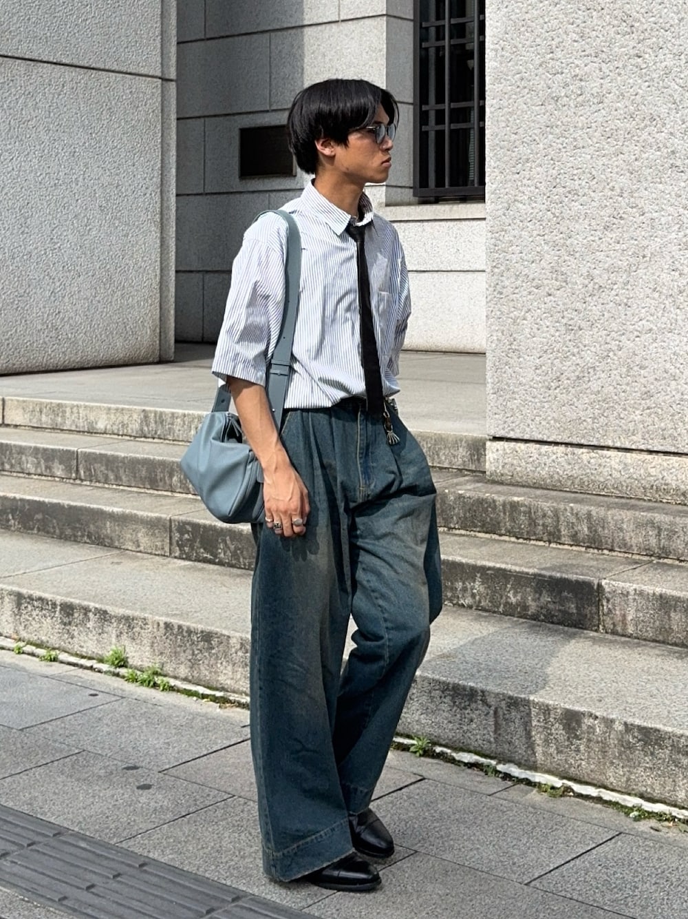 ホワイト系のシャツ/ブラウス、ブルー系のデニムパンツ、ブラック系のドレスシューズを着用したメンズの夏コーディネートの1枚目の写真