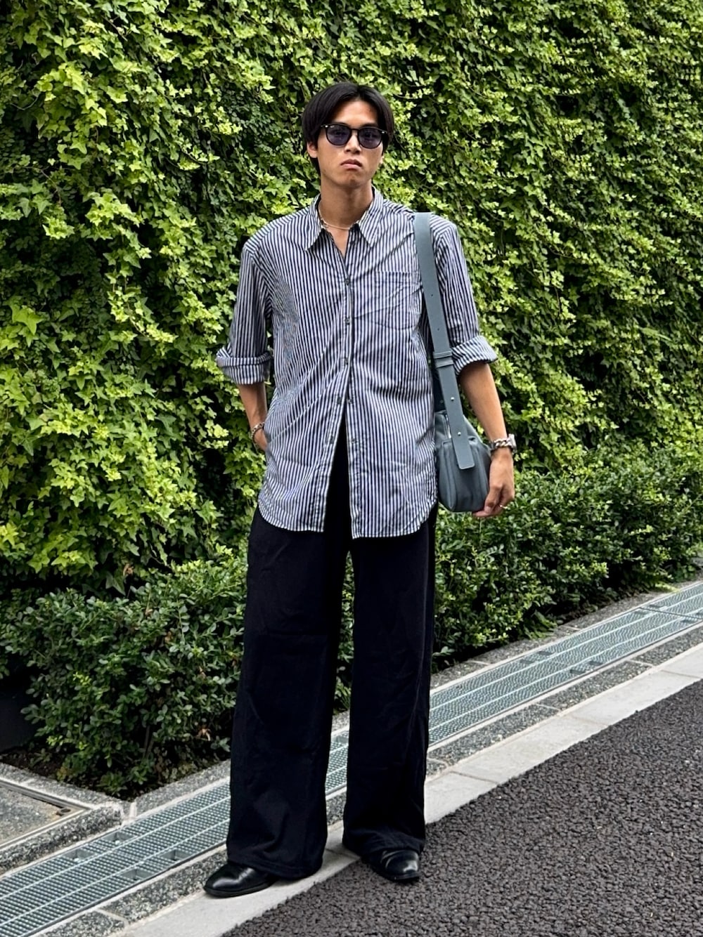 ブラック系のスウェットパンツ、ブルー系のシャツ/ブラウス、ブルー系のショルダーバッグを着用したメンズの夏コーディネートの1枚目の写真