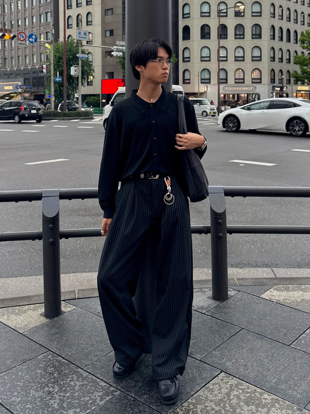 その他のスラックス、その他のカーディガン/ボレロ、ブラック系のモカシン/デッキシューズを着用したメンズの秋コーディネートの1枚目の写真