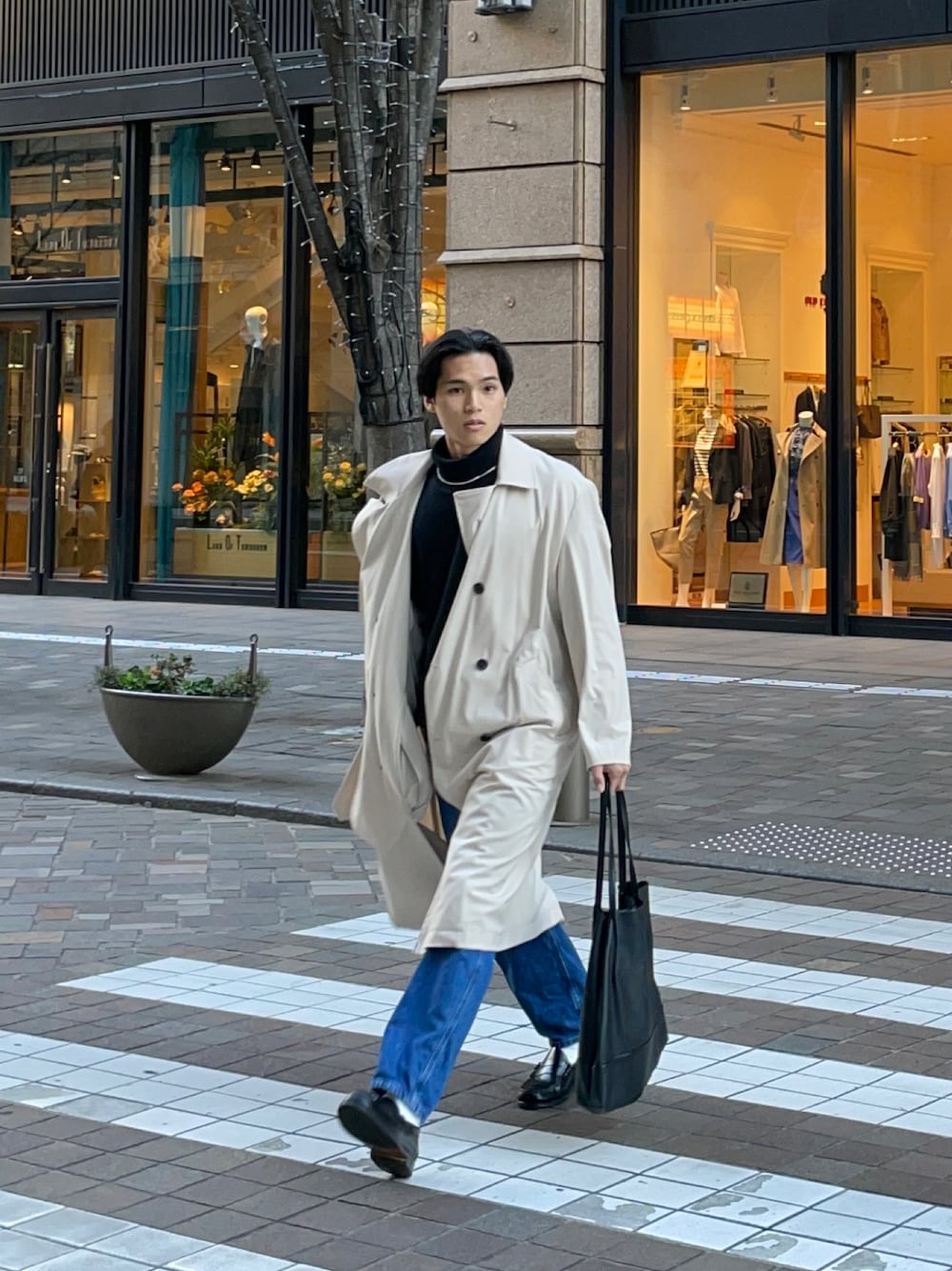 「ローファー、春コーデ、おしゃれさんと繋がりたい、休日コーデ、メンズファッション、メンズコーデ、キレイめ、大人カジュアル、革靴、ootd、fashion、服好きな人と繋がりたい、いいね、save、フォローお願いします🤑、丸の内、トレンチコート」｜「GLOBAL WORKのアイテム（バッグ、ブラック系）」を使った、KAMMAさん（メンズ・178cm）の春コーディネートの1枚目の写真