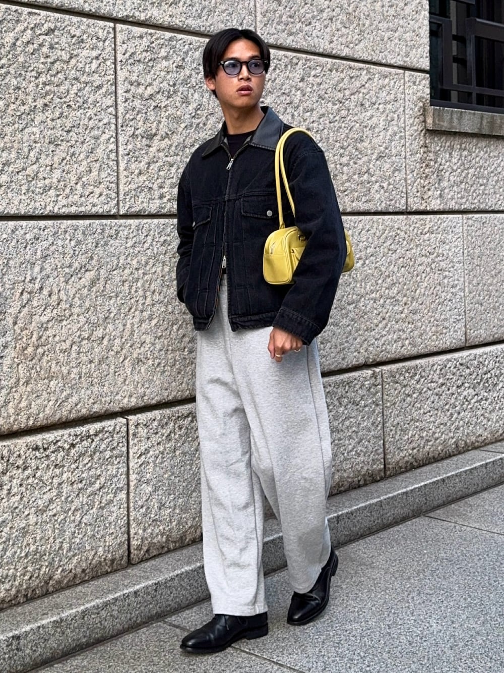 「春めき満開コーデ、ジャケット、デニムジャケット、春色、スウェットパンツ、革靴、ショルダーバッグ、サングラス、韓国ファッション、きれいめカジュアル、大人カジュアル、休日スタイル、お出かけコーデ、デートコーデ、ワイドパンツ」｜「LURAKUの【LURAKU】Leather Collar Zip-Up Denim Jacket / 襟レザージップアップデニムジャケット（デニムジャケット、ブラック系）」を使った、KAMMAさん（メンズ・178cm）の春コーディネートの1枚目の写真