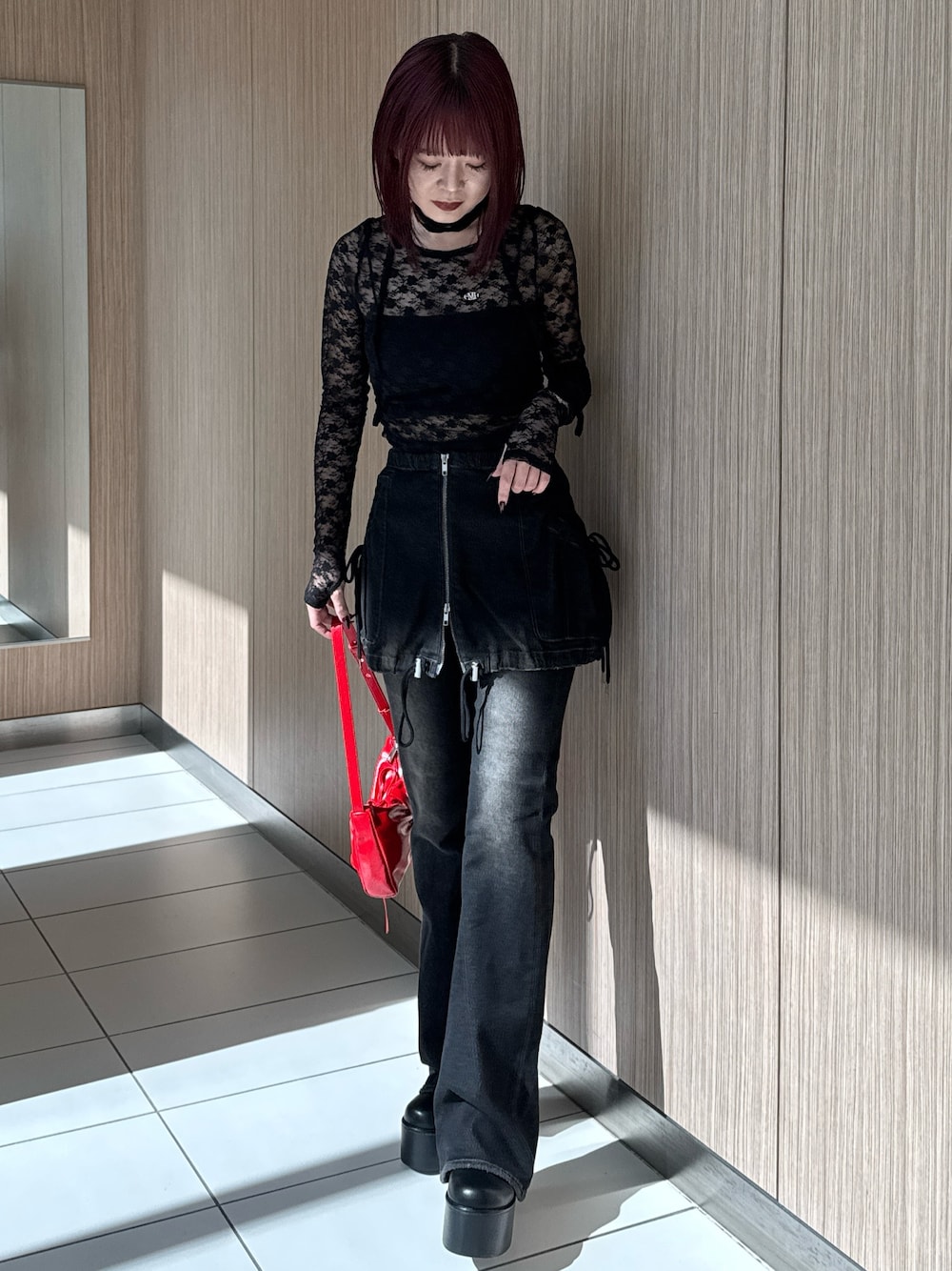 ブラック系のTシャツ/カットソー、ブラック系のデニムパンツ、レッド系のショルダーバッグを着用したレディースの秋コーディネートの1枚目の写真