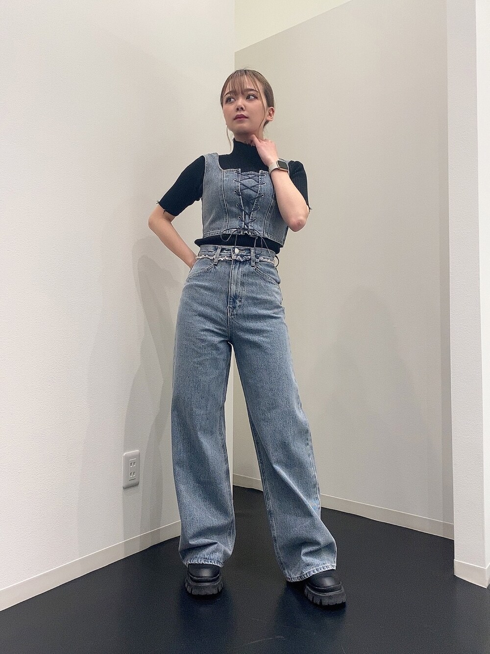 ブルー系のデニムパンツ、ブルー系のその他トップス、ブラック系のニット/セーターを着用したレディースの春コーディネートの1枚目の写真