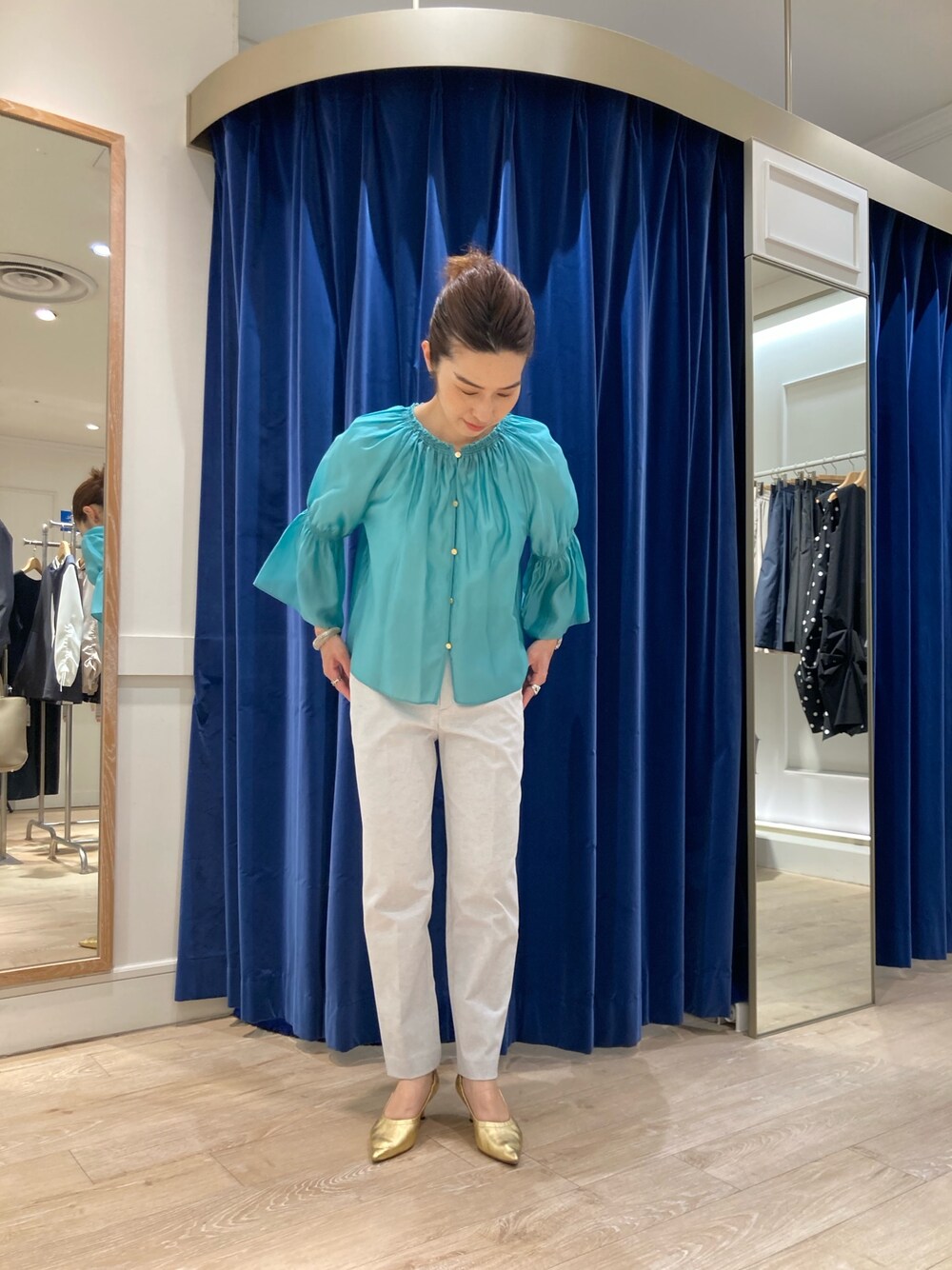 「ノーリーズ、パンツスタイル、ママコーデ、低身長、小柄、40代ファッション」｜「NOLLEY’Sのソフトオーガンジー2WAYブラウス（シャツ/ブラウス、グリーン系）」を使った、hiroさん（レディース・152cm）の春コーディネートの1枚目の写真