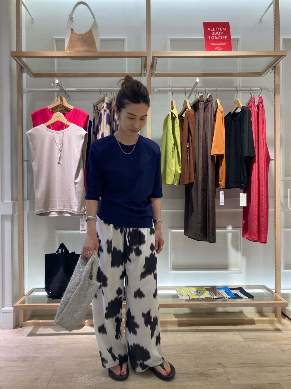 「ノーリーズ、柄パンツ、お出かけコーデ、カジュアルコーデ、ママコーデ、152cmコーデ、小柄コーデ、40代ファッション」｜「NOLLEY’Sの接触冷感 70/2コンパクトクール肩パットTシャツ（Tシャツ/カットソー、ブルー系）」を使った、hiroさん（レディース・152cm）の夏コーディネートの1枚目の写真