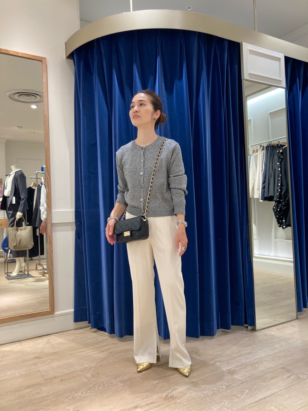 「ノーリーズ、ラメ、ラメニット、パンツスタイル、小柄、低身長、ママコーデ、40代ファッション」｜「NOLLEY’Sの《アンサンブル対応》ブリリーノラメクルーネックカーディガン（カーディガン/ボレロ、グレー系）」を使った、hiroさん（レディース・152cm）の春コーディネートの1枚目の写真