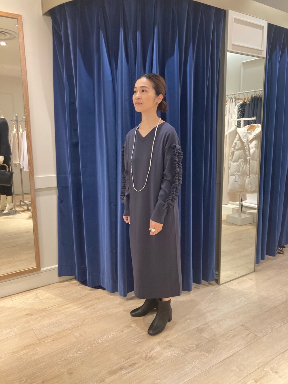 「ノーリーズ、袖フリル、ニットワンピース、ママコーデ、40代ファッション、小柄、低身長」｜「Rie Millerの《手洗い可能》袖フリル2WAYニットワンピース（ワンピース、グレー系）」を使った、hiroさん（レディース・152cm）の冬コーディネートの1枚目の写真
