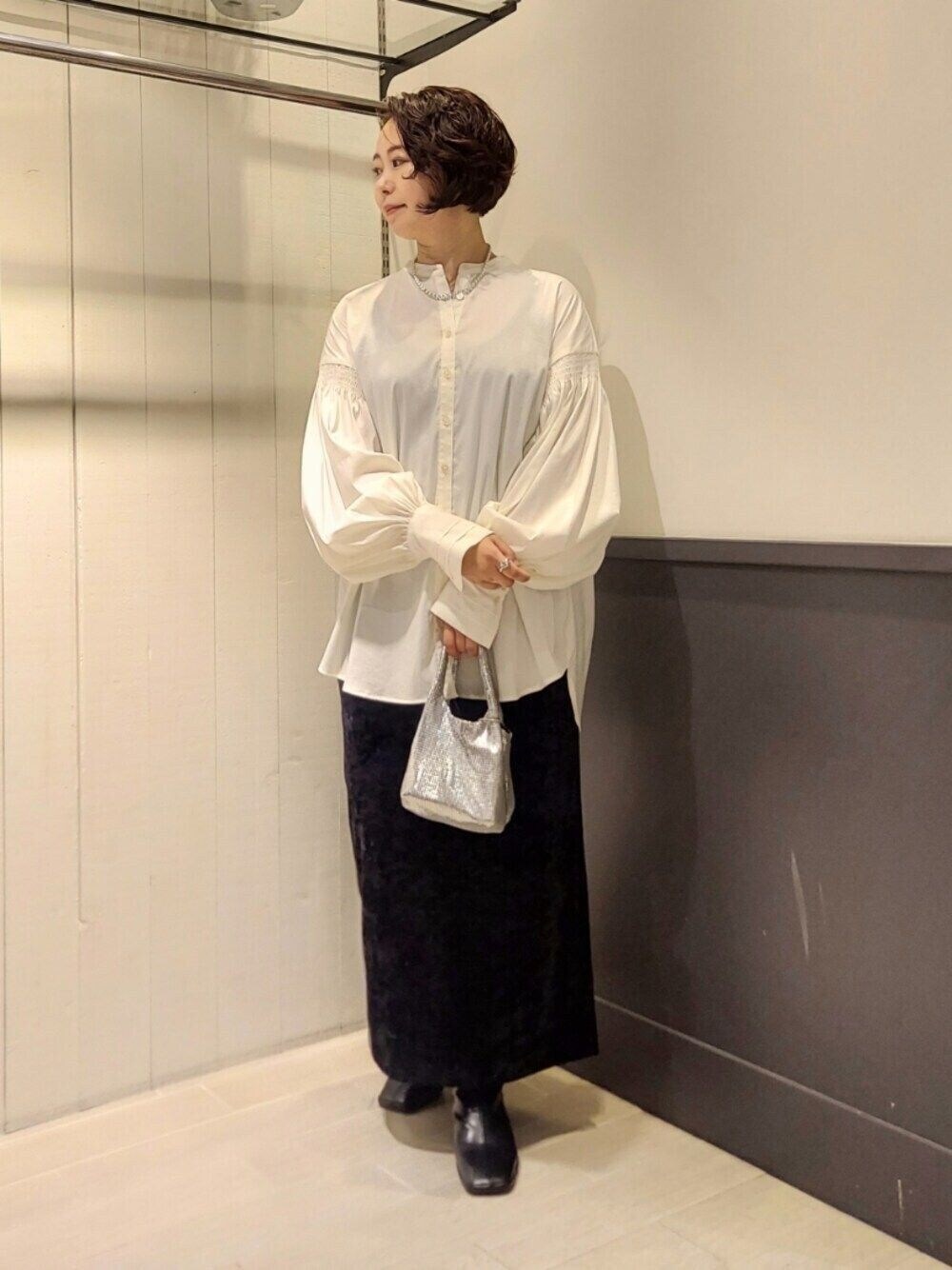 「秋服準備はじめました、キレイめカジュアル、秋先取りコーデ、大人女子、シンプルコーデ、大人コーデ、おしゃれさんと繋がりたい、低身長、低身長コーデ、骨格ストレート、ベロア、ベロアスカート、ボリュームスリーブ、ブラウス、30代コーデ」｜「A part byのスタンドギャザーブラウス（シャツ/ブラウス、ホワイト系）」を使った、ぱやしさん（レディース・155cm）の夏コーディネートの1枚目の写真