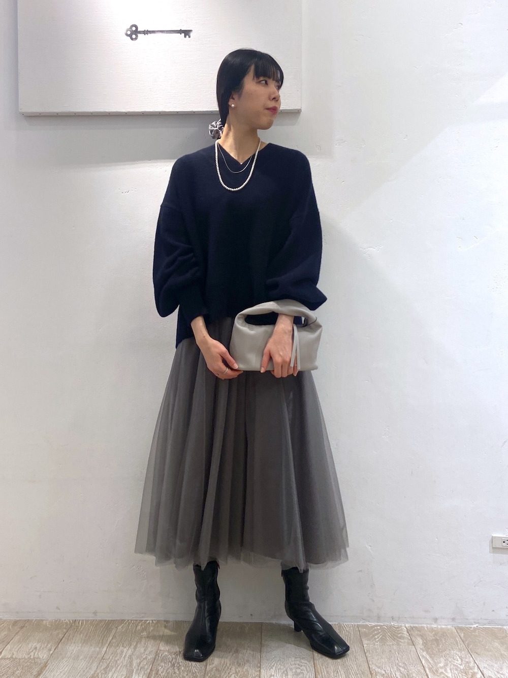 「アパートバイローリーズ、アパートバイローリーズ(apart by lowrys)、アパートバイ、高身長女子、高身長コーデ、休日スタイル、キレイめ、クリスマスに着たい服、お出かけコーデ、ニット、スカート、チュールスカート、寒色系、冬コーデ」｜「A part byのカシミヤコンＶネックプルオーバー（ニット/セーター、ブルー系）」を使った、miiさん（レディース・172cm）の冬コーディネートの1枚目の写真