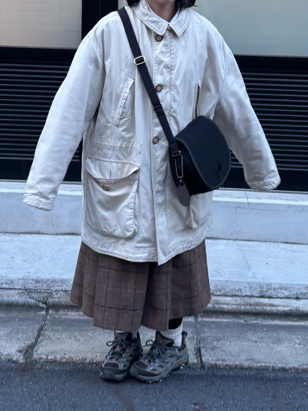 「冬服コーデ、BRADY、burberry、vintage、merrell、古着、大人コーデ、シンプルコーデ、チェックスカート、カバーオール、コート、クリスマスコーデ」｜「BRADYのBrady | AIRE（ショルダーバッグ、ブラック系）」を使った、みにまむさん（レディース・150cm）の冬コーディネートの1枚目の写真
