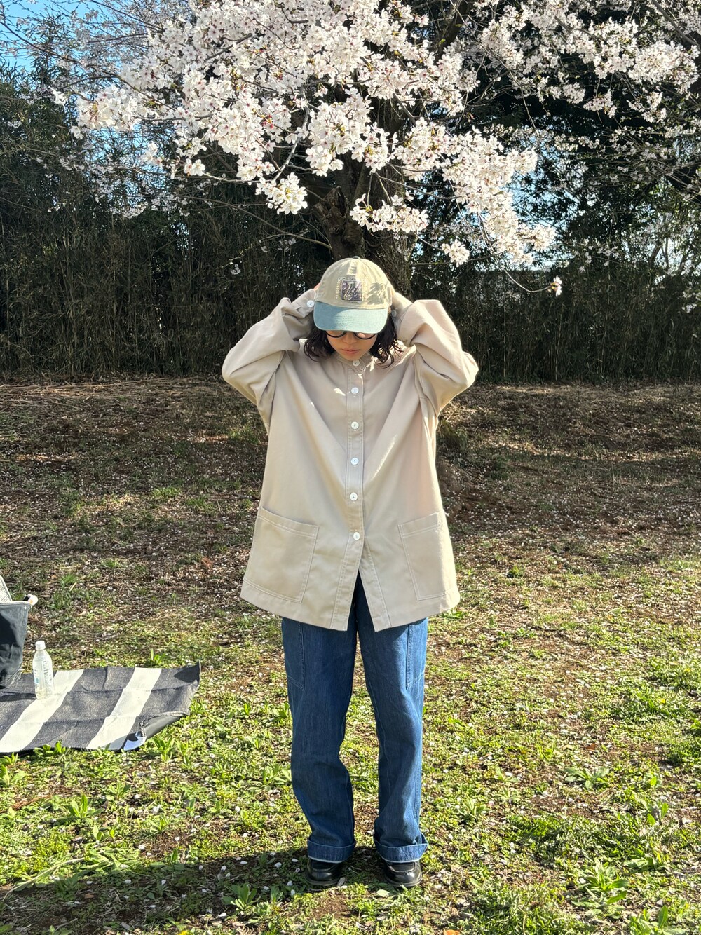 「古着、古着MIX、vintage、シャツスタイル、カーゴパンツ、UNIQLO、HARUTA、ローファー、キャップ、春コーデ、ファッションを楽しもう」｜「HARUTAのHARUTA ハルタ レディース 本革キルトタッセルローファー 313（ローファー、ブラック系）」を使った、みにまむさん（レディース・150cm）の春コーディネートの1枚目の写真