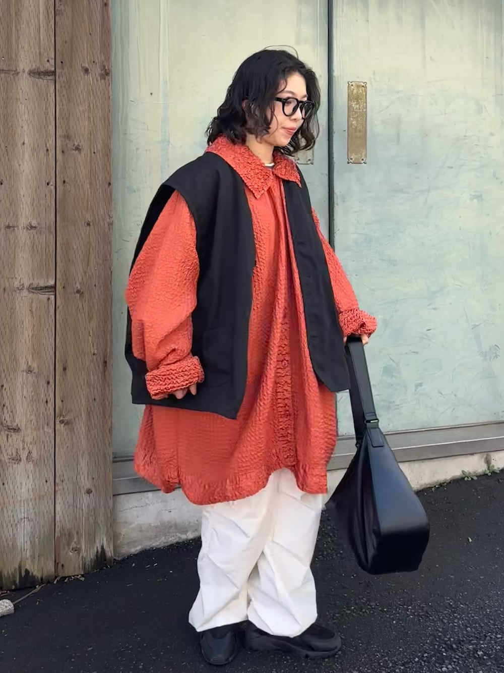 「古着、vintage、ポップコーントップス、カーゴパンツ、UNIQLO、NIKE、スニーカー、春コーデ、春のNewスタイル」｜「UNIQLOのアイテム（ショルダーバッグ、ブラック系）」を使った、みにまむさん（レディース・150cm）の春コーディネートの1枚目の写真