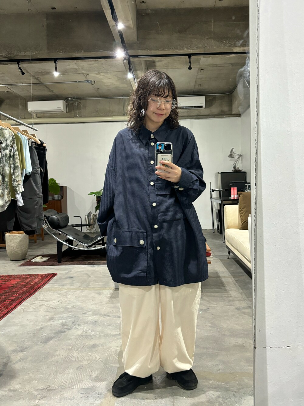 「古着、古着MIX、vintage、メガネ女子、シャツスタイル、スノーカモ、フランス軍、military、BRADY、モカシン、夏コーデ、ファッションを楽しもう」｜「BRADYのBrady | AIRE（ショルダーバッグ、ブラック系）」を使った、みにまむさん（レディース・150cm）の夏コーディネートの1枚目の写真