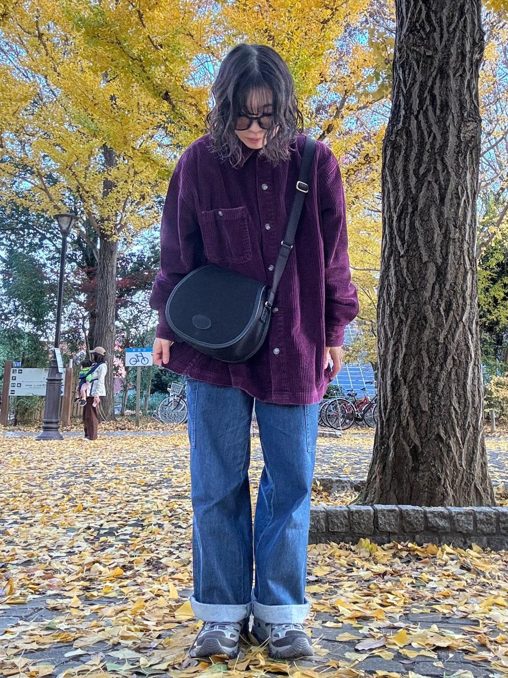 「merrell、moab、コーデュロイシャツ、カーゴパンツ、古着、vintage、古着MIX、秋冬コーデ、ファッションを楽しもう」｜「BRADYのBrady | AIRE（ショルダーバッグ、ブラック系）」を使った、みにまむさん（レディース・150cm）の秋コーディネートの1枚目の写真