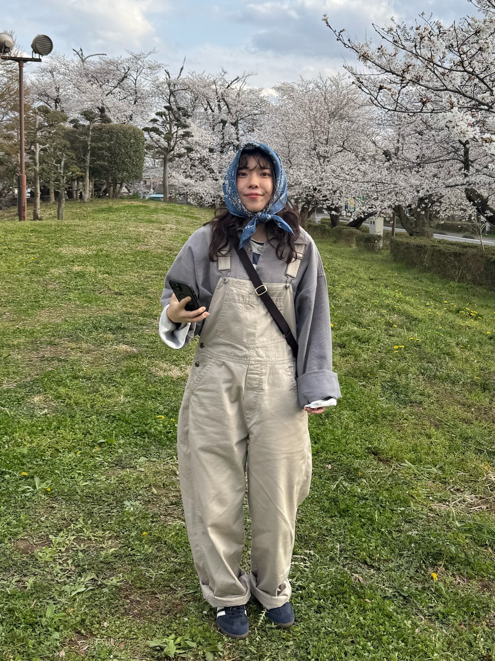 「古着、古着MIX、vintage、ORCIVAL、スカーフ、フィッシャーマンスモック、オーバーオール、adidas、samba、お花見コーデ、春コーデ、ファッションを楽しもう、春めき満開コーデ」｜「adidasのadidas/SAMBA OG　スエード（スニーカー、ブルー系）」を使った、みにまむさん（レディース・150cm）の春コーディネートの1枚目の写真