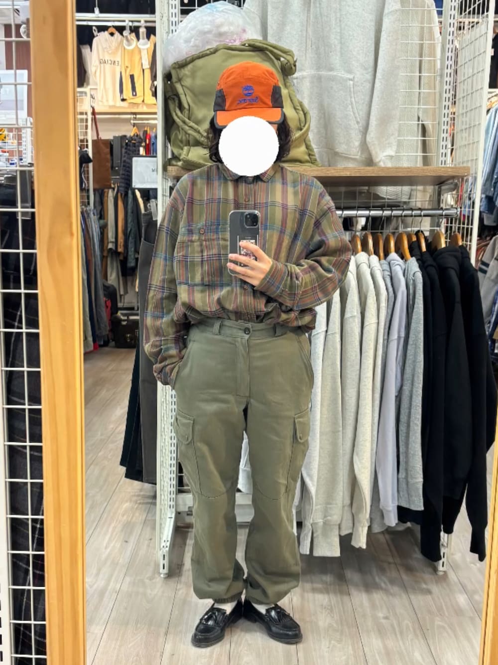 「大人カジュアル、古着、vintage、military、french army、F2、軍パン、冬コーデ、ローファー、HARUTA、supreme、Timberland、キャップ、軍モノ、古着女子」｜「Supreme のアイテム（キャップ、オレンジ系）」を使った、みにまむさん（レディース・150cm）の冬コーディネートの1枚目の写真