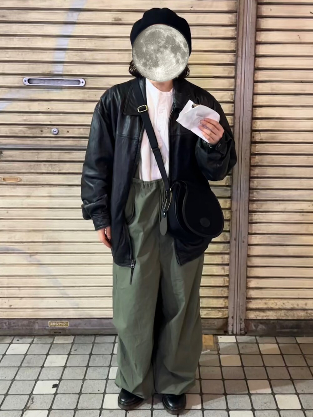 「used、military、BEAMS BOY、サロペット、オーバーオール、パラシュートパンツ、軍モノ、レザージャケット、BRADY、大人カジュアル、カジュアルコーデ、冬のコーデ、Dr.Martens、レザーブルゾン」｜「Dr. Martensのアイテム（ブーツ、ブラック系）」を使った、みにまむさん（レディース・150cm）の冬コーディネートの1枚目の写真