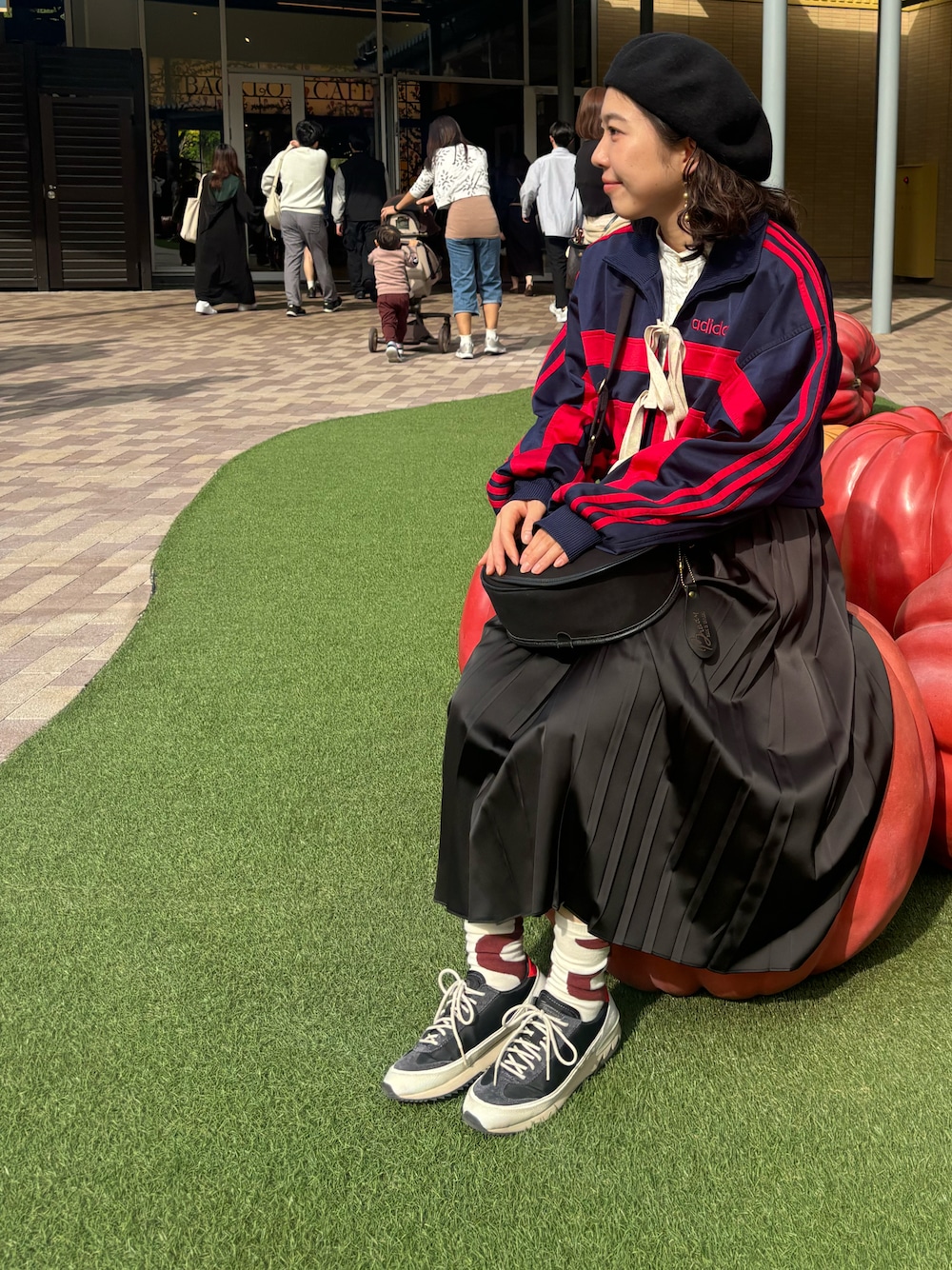 「古着、古着MIX、vintage、ベレー帽、niko and ...、adidas、トラックジャケット、リメイク、プリーツスカート、マメクロ、Onitsuka Tiger、オニツカタイガー、スニーカーコーデ、春コーデ、ファッションを楽しもう」｜「niko and...のオリジナルカラーベレー帽（ハンチング/ベレー帽、ブラック系）」を使った、みにまむさん（レディース・150cm）の春コーディネートの1枚目の写真