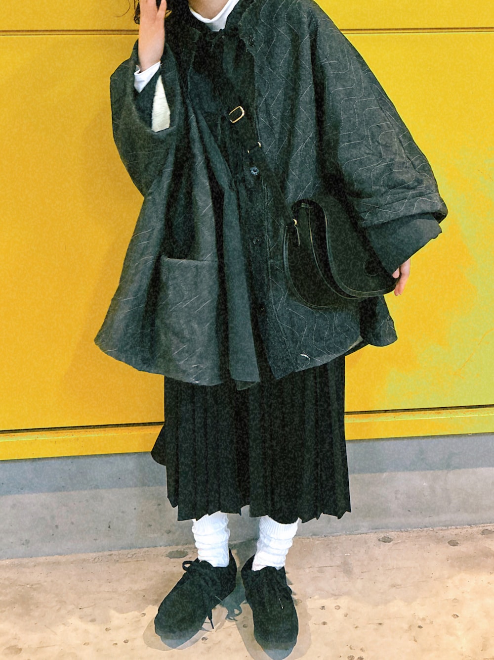 「シンプルコーデ、ブラックコーデ、プリーツスカート、冬コーデ、大人カジュアル、モカシン、ユニクロ、古着女子」｜「BRADYのBrady | AIRE（ショルダーバッグ、ブラック系）」を使った、みにまむさん（レディース・150cm）の冬コーディネートの1枚目の写真