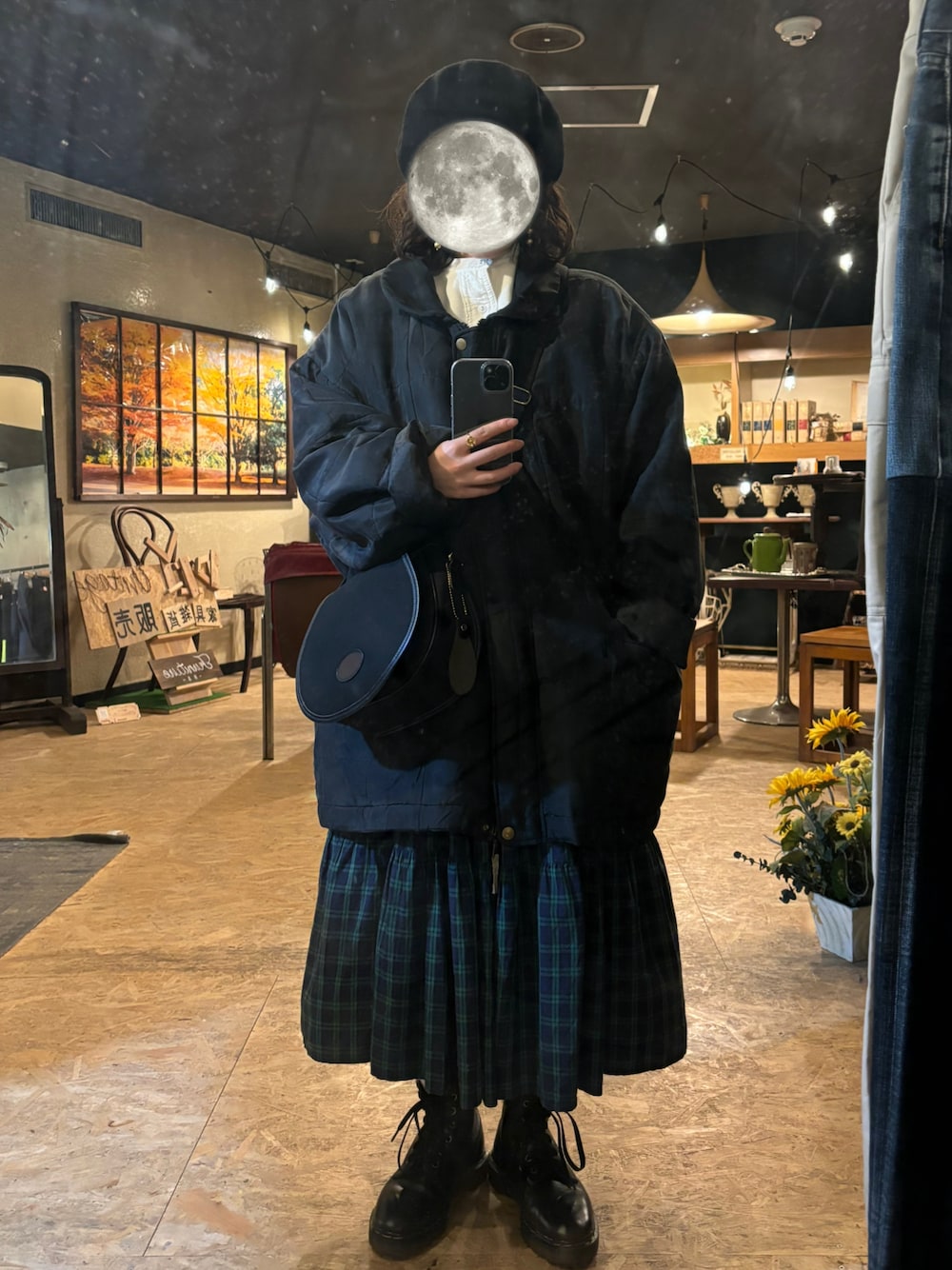 「古着、古着コーデ、vintage、ベレー帽、チェックスカート、Dr.Martens、ブラック、BRADY、春コーデ、ファッションを楽しもう、サスペンダー」｜「BRADYのBrady | AIRE（ショルダーバッグ、ブラック系）」を使った、みにまむさん（レディース・150cm）の春コーディネートの1枚目の写真
