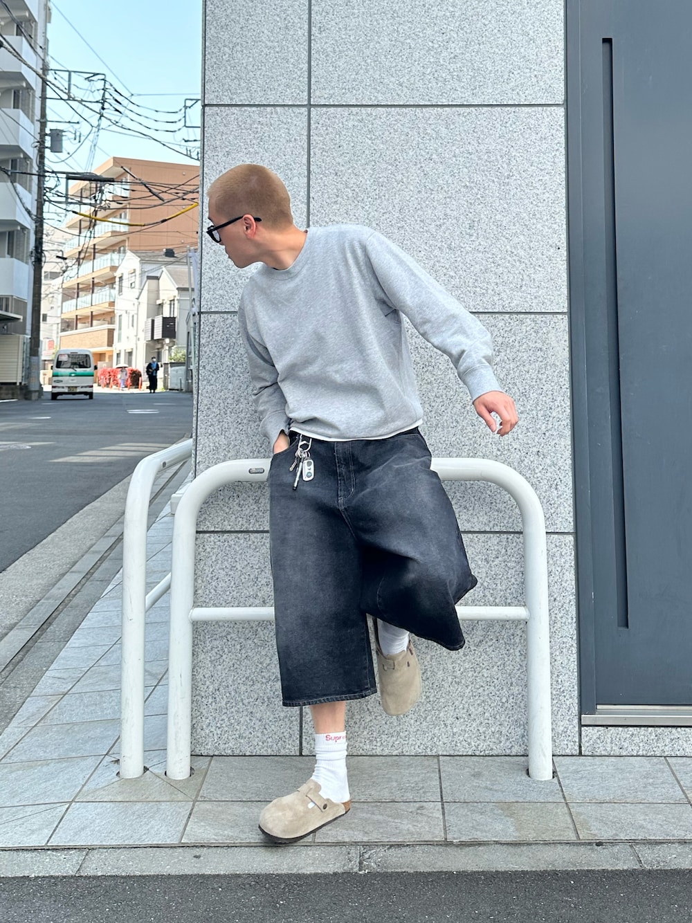 デニムパンツを使った「シティーボーイ」の人気ファッション
