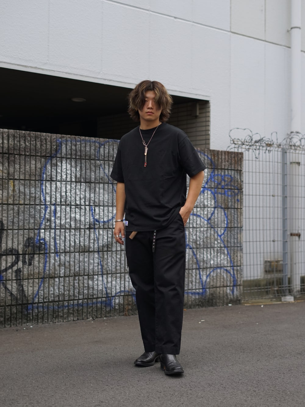 ブラック系のTシャツ/カットソー、ブラック系のその他パンツを着用したメンズの夏コーディネートの1枚目の写真