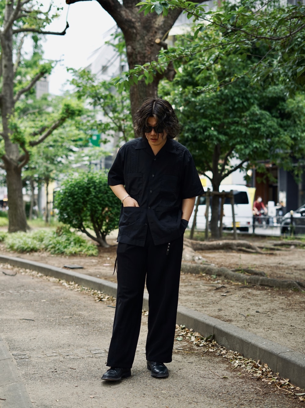 「休日スタイル、メンズコーデ、大人コーデ、春夏コーデ、おしゃれさんと繋がりたい、SCHOTT、schott West、キューバシャツ、アメカジ、サングラス、モード、きれいめカジュアル」｜「schottのSchott/ショット/TANK TOP PACK/タンクトップ パック（タンクトップ、グレー系）」を使った、Yuitoさん（メンズ・173cm）の春コーディネートの1枚目の写真