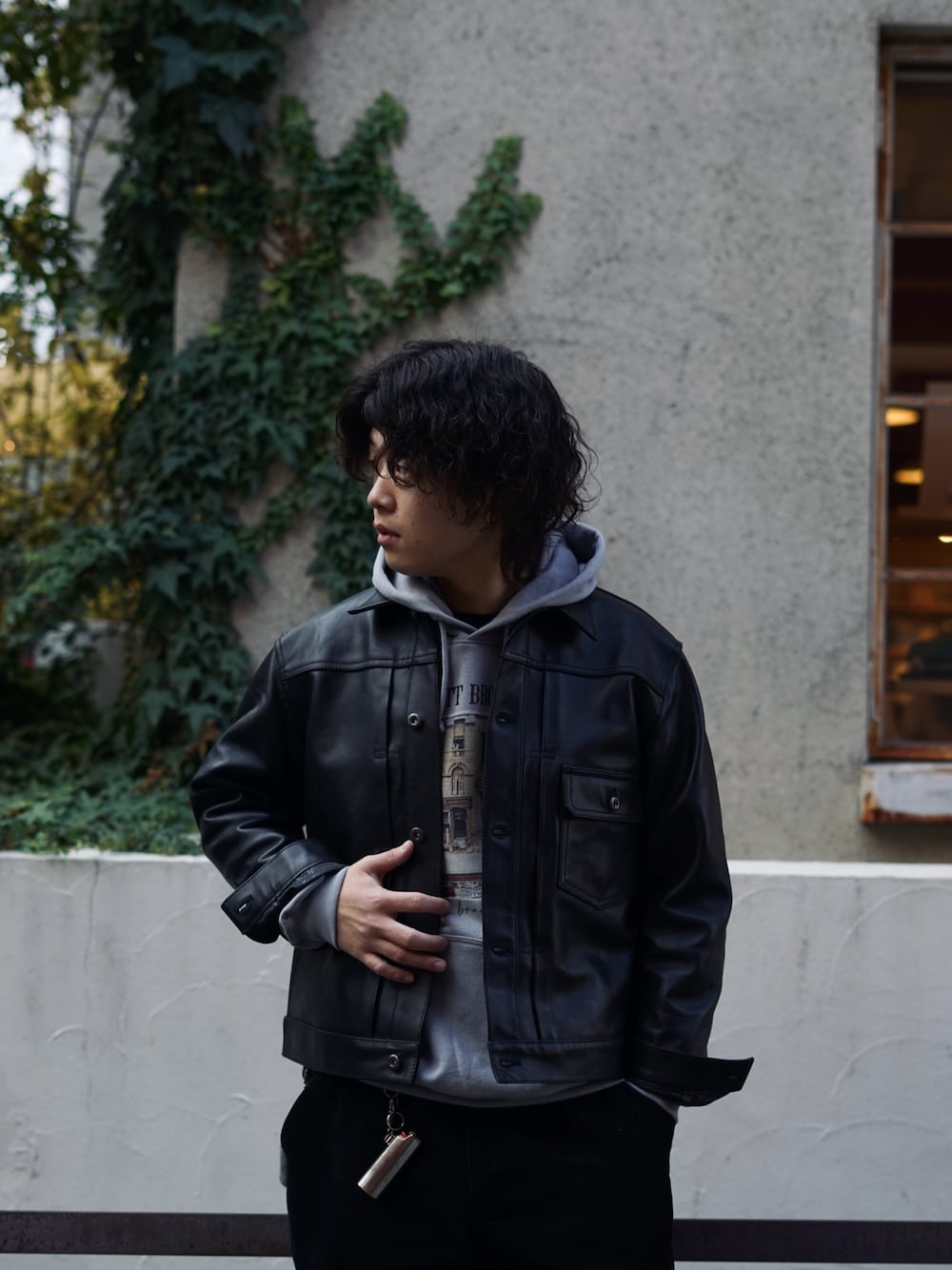 「メンズファッション、大人コーデ、お洒落さんとつながりたい、オーバーサイズ、休日スタイル、秋冬コーデ、デニムジャケット、レザージャケット、SCHOTT、schott West、差し色、タックパンツ」｜「schottのSchott/ショット/HOODED SWEAT "PHOTO"/パーカー"フォト"（パーカー、グレー系）」を使った、Yuitoさん（メンズ・173cm）の冬コーディネートの1枚目の写真