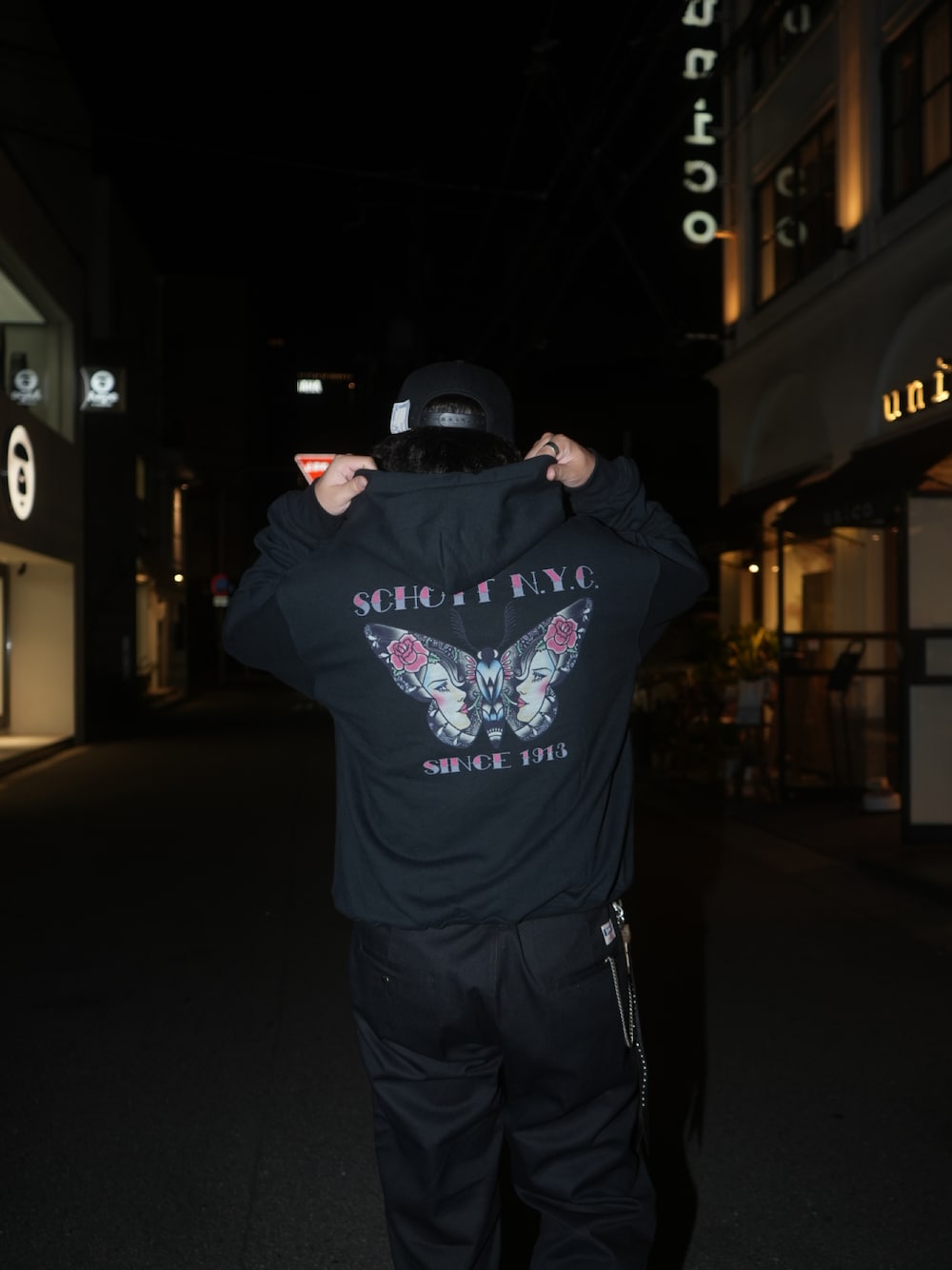 「秋服まるっと大公開、秋服、メンズコーデ、夜撮影、雰囲気、グラフィック、パーカー、SCHOTT、schott West、ショット、アングラ、ヒップホップ、ラッパー」｜「schottのSchott/ショット/TC WORK PANTS/TCワークパンツ（その他パンツ、ブラック系）」を使った、Yuitoさん（メンズ・173cm）の秋コーディネートの1枚目の写真