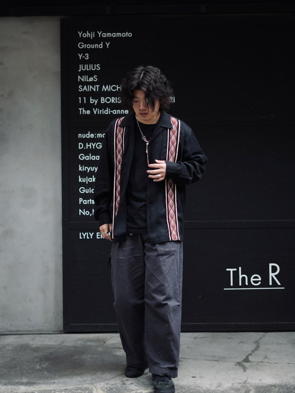 「きれいめカジュアル、ドレスカジュアル、カジュアルコーデ、ショット、SCHOTT、schott West、ディッキーズ(Dickies)、ワイドパンツ、アメカジ、ラインシャツ、色気」｜「schottのSchottxDickies/ショット×ディッキーズ/KATSURAGI BAGGY PANTS/カツラギ バギーパンツ（チノパンツ、ブラック系）」を使った、Yuitoさん（メンズ・173cm）の春コーディネートの1枚目の写真