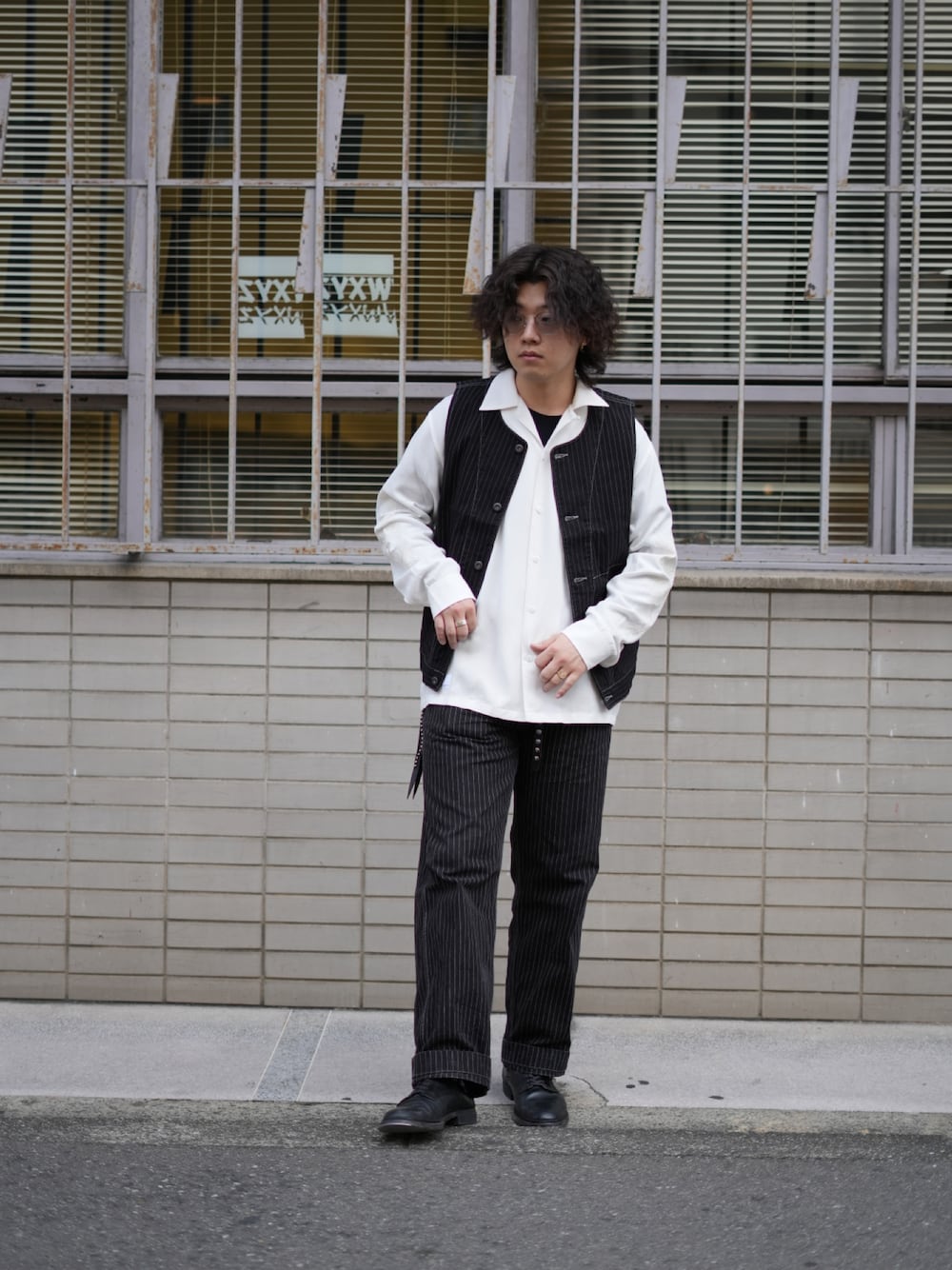 「メガネ男子、モノトーン、モノトーンコーデ、色気、オトナカジュアル、ワークパンツ、ベスト、クラシックスタイル、アメカジ、アメカジ男子、ショット、ショット(SCHOTT)、SCHOTT、schott West、刺繍」｜「schottのSchott/ショット/LS SHIRT "SOUVENIR EMBROIDERED"/"スーベニア刺繍" ロングスリーブシャツ（シャツ/ブラウス、ホワイト系）」を使った、Yuitoさん（メンズ・173cm）の春コーディネートの1枚目の写真