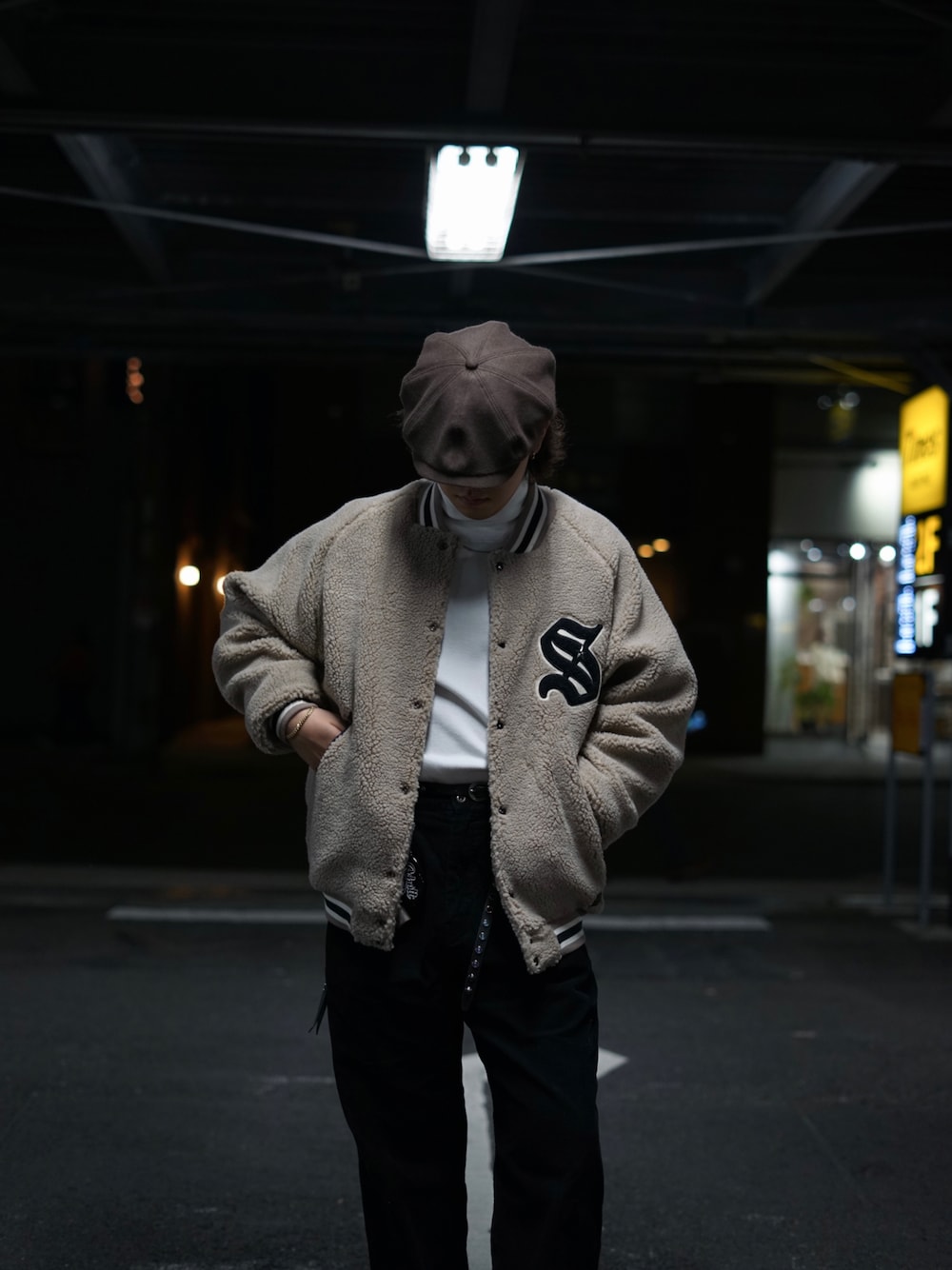 ブラック系のその他パンツ、ベージュ系のブルゾン、ホワイト系のTシャツ/カットソーを着用したメンズの秋コーディネートの1枚目の写真