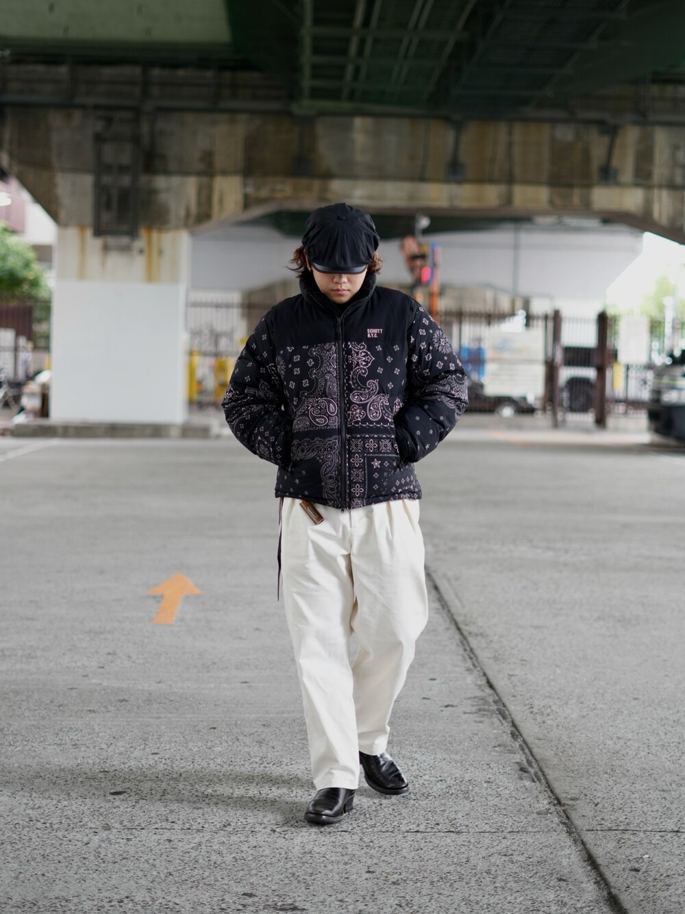 「ファッションを楽しもう、シンプル、メンズコーデ、冬コーデ、ビッグシルエット、シンプルスタイル、リラックススタイル、冬、冬アウター、あめかじ、SCHOTT、schott West」｜「schottのSchott/ショット/2WAY 2TONE DOWN JACKET/2ウェイ ２トーン ダウンジャケット（ダウンジャケット/コート、ブラック系）」を使った、Yuitoさん（メンズ・173cm）の秋コーディネートの1枚目の写真