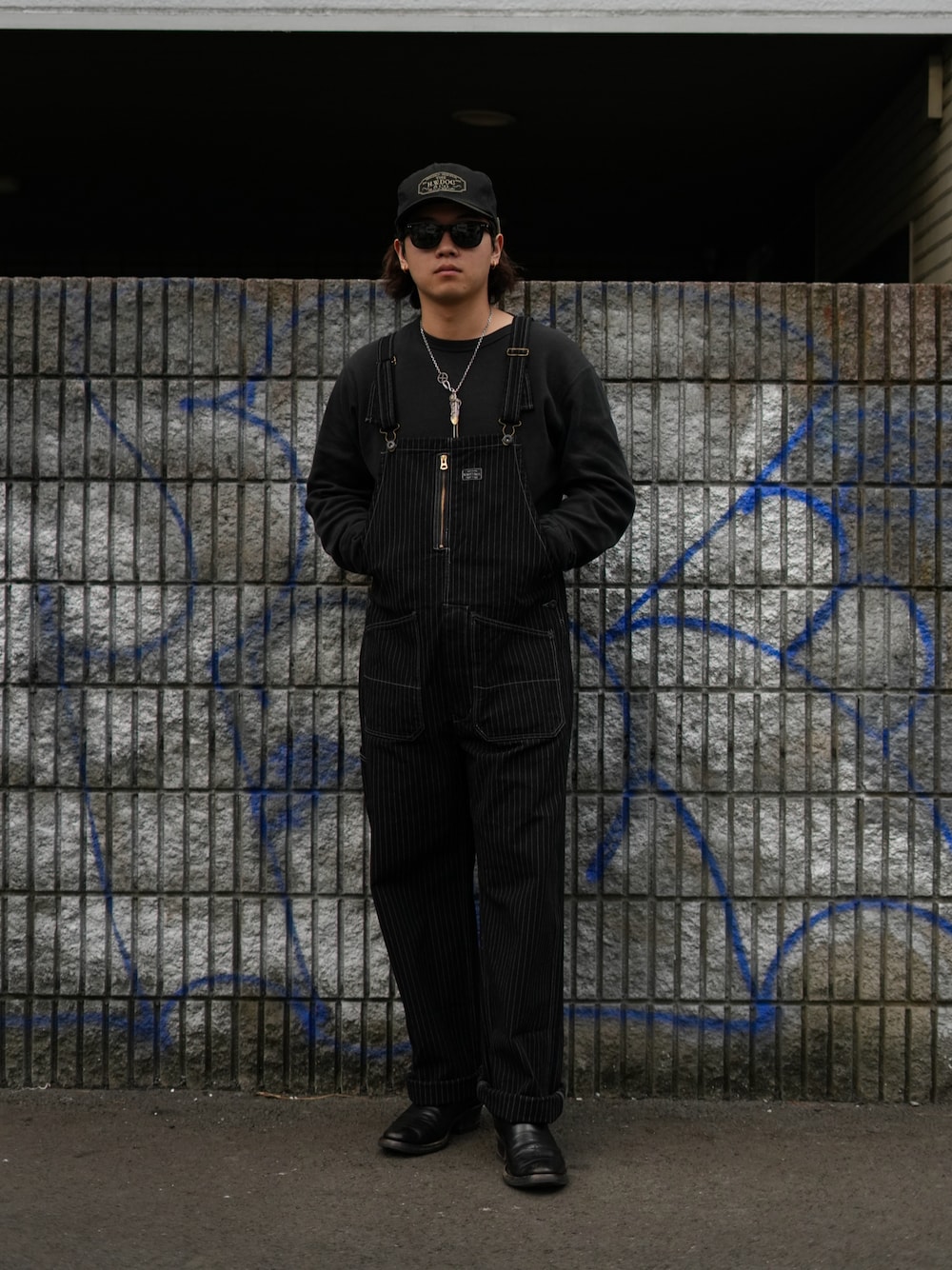 ブラック系のサロペット/オーバーオールを着用したメンズの秋コーディネートの1枚目の写真