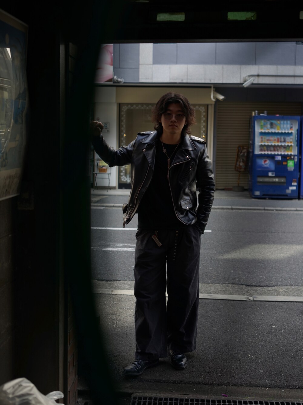 「春服デビュー宣言、春服、大人カジュアル、きれいめカジュアル、いいね、save、フォローお願いします🤑、SCHOTT、schott West、革ジャン、レザージャケット、アメカジ、アメカジコーデ」｜「schottのSchottxDickies/ショット×ディッキーズ/KATSURAGI BAGGY PANTS/カツラギ バギーパンツ（チノパンツ、ブラック系）」を使った、Yuitoさん（メンズ・173cm）の春コーディネートの1枚目の写真