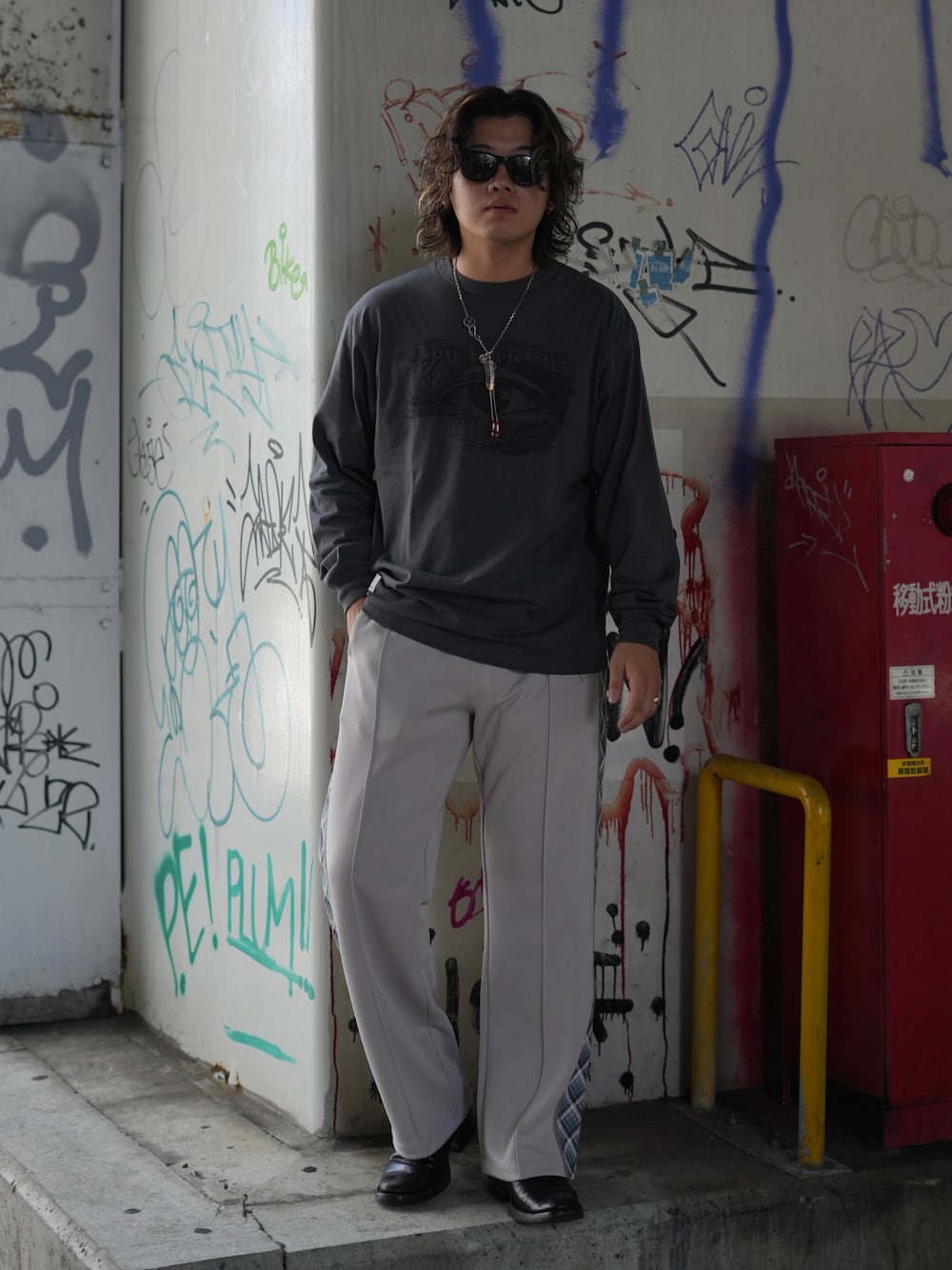 ブラック系のその他パンツ、グレー系のTシャツ/カットソーを着用したメンズの秋コーディネートの1枚目の写真