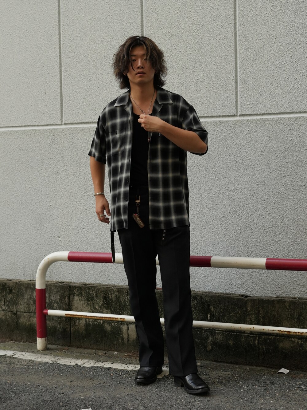 「休日コーデ、シンプル、ラフ、メンズコーデ、おしゃれさんと繋がりたい、ブラック、オンブレーチェックシャツ、ラングラー、コラボレーション、ショット、SCHOTT、schott West、ブーツ、ドレススタイル」｜「schottのSchott/ショット/OMBRE PLAID SS SHIRT/オンブレ チェック 半袖シャツ（シャツ/ブラウス、ブラック系）」を使った、Yuitoさん（メンズ・173cm）の夏コーディネートの1枚目の写真