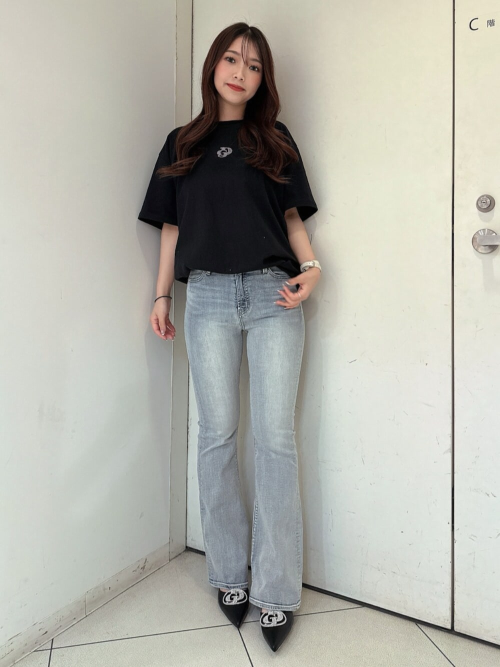 ホワイト系のパンプス、ブルー系のデニムパンツ、ブラック系のTシャツ/カットソーを着用したレディースの春コーディネートの1枚目の写真